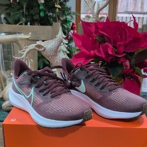 Nike Women's Athletic Shoes - Burgundy and Light Green